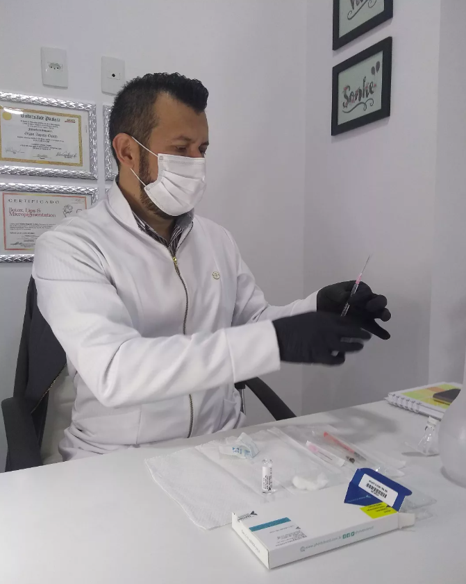 Dr. Otavio em atendimento clínico