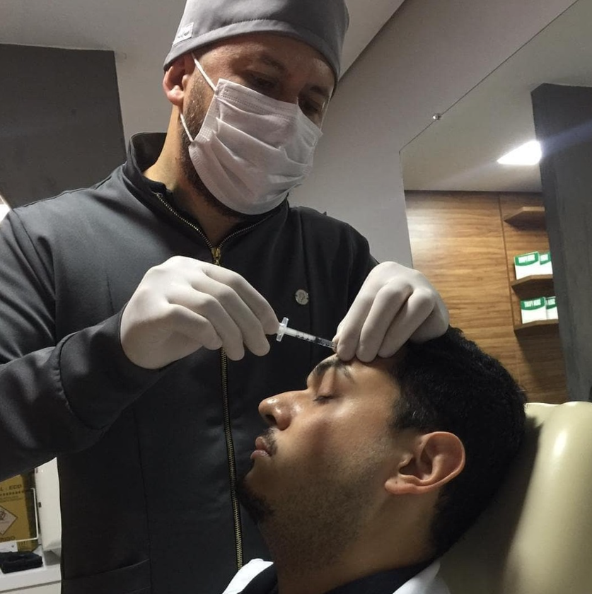 Dr. Otavio realizando procedimento estético